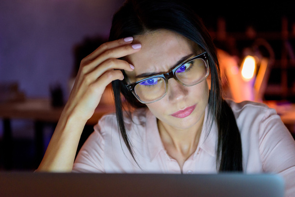 businesswoman looking on laptop in thoughtful pose - Foto, Imagen