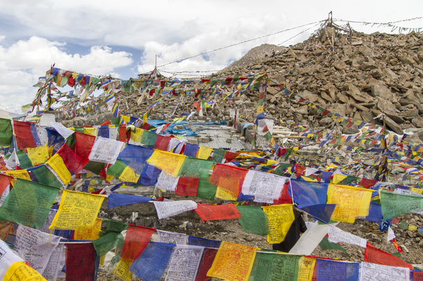 Bandiere di preghiera tibetane in Ladakh, India
 - Foto, immagini