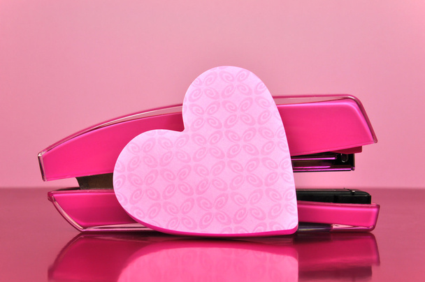 ροζ συρραπτικό και σημείωμα pad θηλυκή γραφείο εξαρτήματα - Φωτογραφία, εικόνα