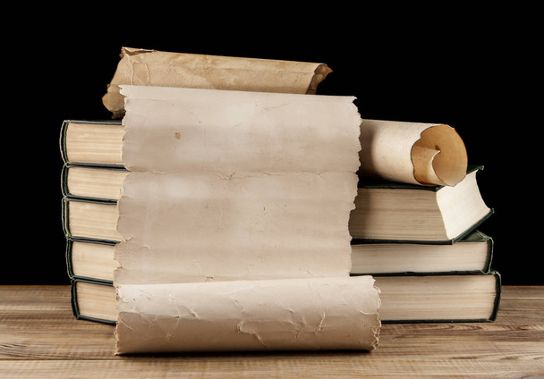 Stare książki i stary papier na drewnianym stole na białym na czarnym ba - Zdjęcie, obraz