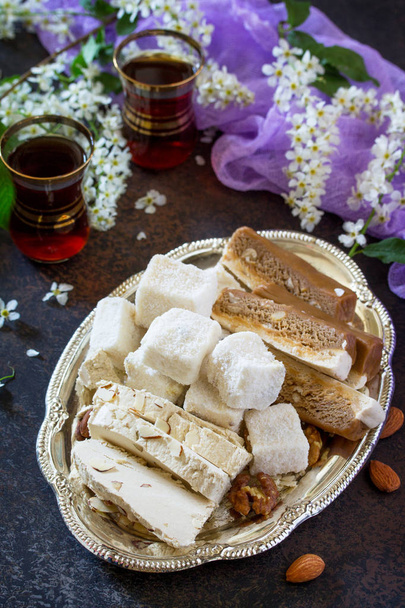 Rahat Lukum, Sherbet, Halva y té en la mesa de la cocina. Turcos
 - Foto, imagen