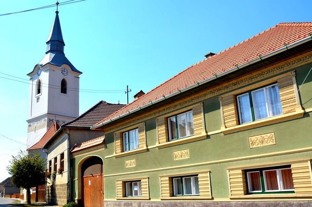 Iglesia medieval fortificada en Dirjiu, Transilvania
 - Foto, imagen