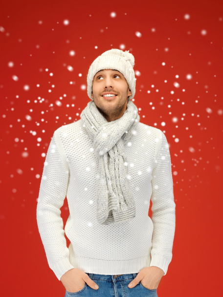 Handsome man in warm sweater, hat and scarf - Zdjęcie, obraz
