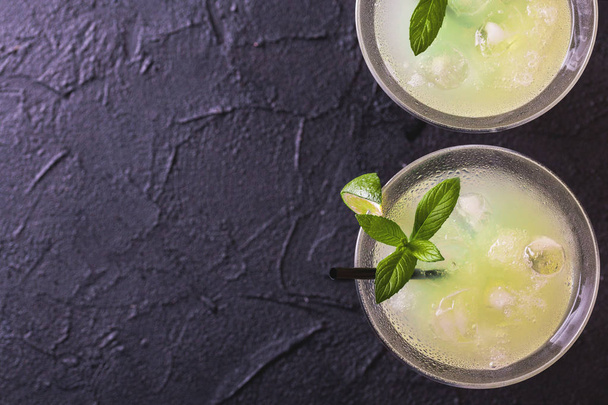 Classic daiquiri cocktail with lime, ice and mint - Foto, afbeelding