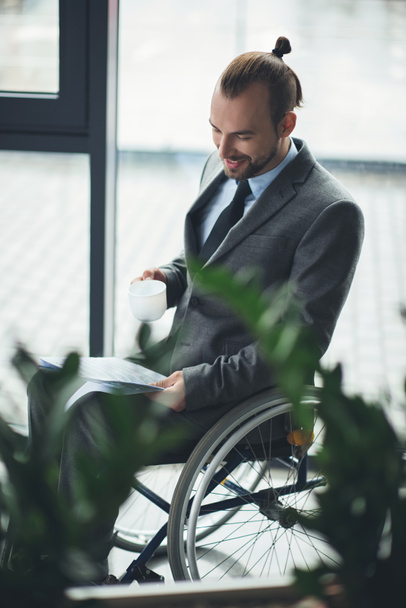 businessman sitting in wheelchair - Φωτογραφία, εικόνα