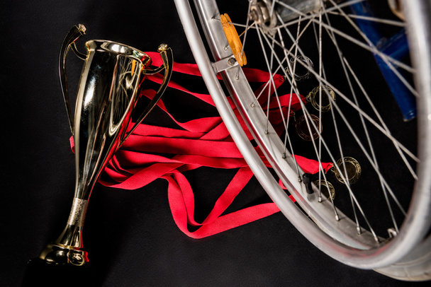 silla de ruedas de pie sobre trofeos
 - Foto, Imagen