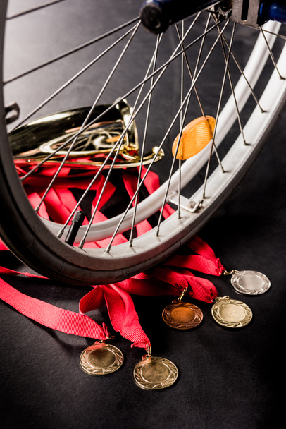 silla de ruedas de pie sobre trofeos
 - Foto, imagen