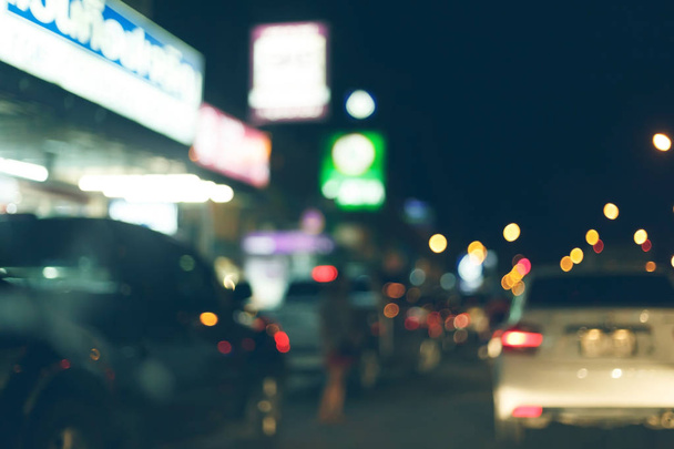 luz nocturna del coche de tráfico en la calle de la ciudad
 - Foto, Imagen
