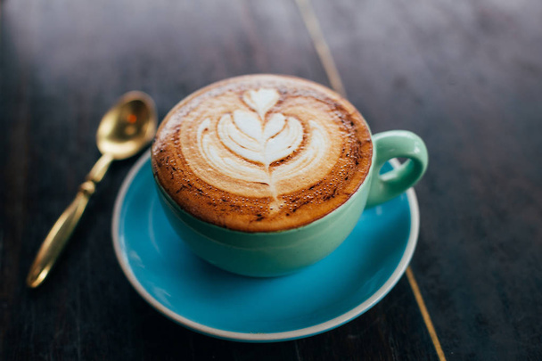 coffee with milk and cocoa powder - Фото, зображення