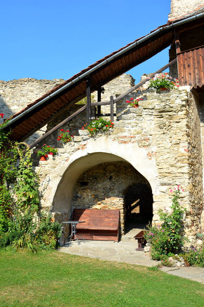 Igreja medieval fortificada do saxão em Calnic, Transilvânia
 - Foto, Imagem