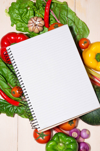 Cuaderno con verduras orgánicas frescas
 - Foto, imagen