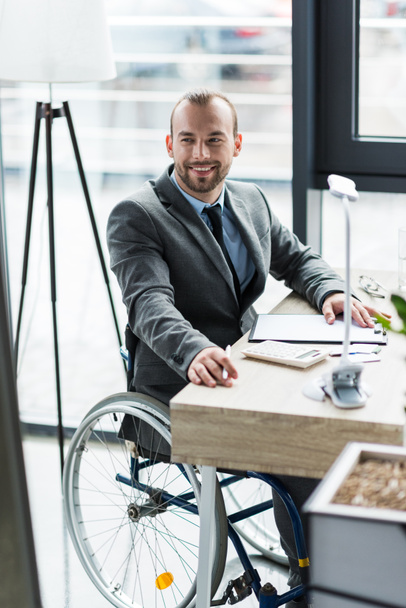 Körperbehinderter Geschäftsmann klagt im Büro - Foto, Bild