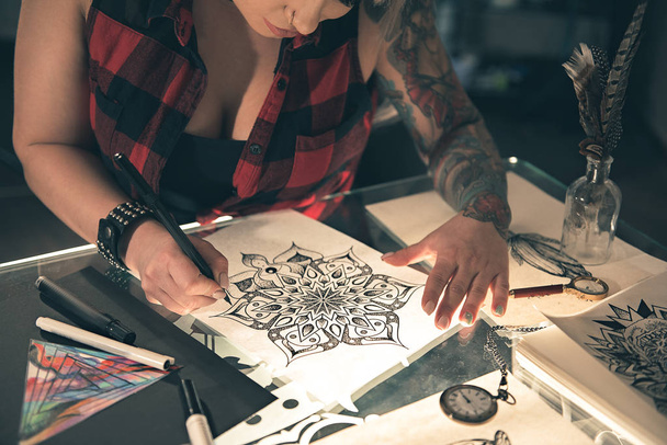 Female making illustration by pen - Zdjęcie, obraz