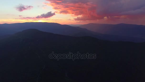 mooie luchtfoto beeldmateriaal van zonsondergang in de bergen - Video