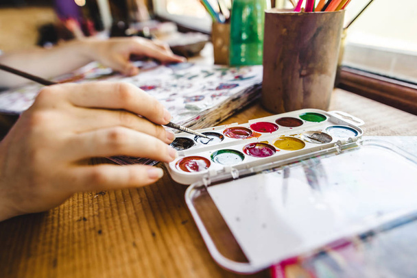Chicas manos con pintura de pincel
 - Foto, imagen
