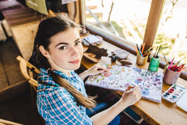 Jovem pintora bonita em seu estúdio
 - Foto, Imagem