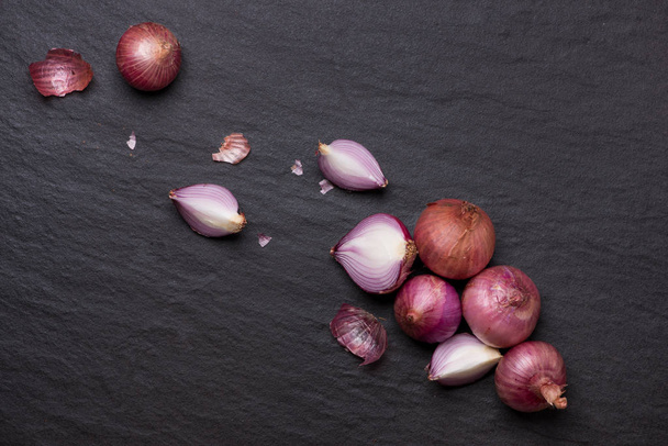 Full and half cut onions - Фото, изображение