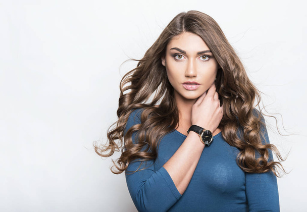 beautiful young woman wearing wrist watch - Zdjęcie, obraz