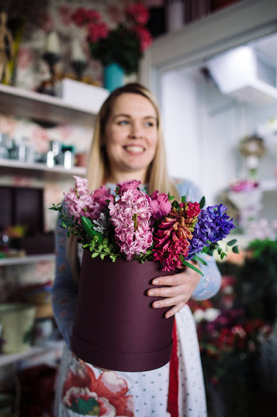 femme fleuriste tenant bouquet de jacinthe
 - Photo, image