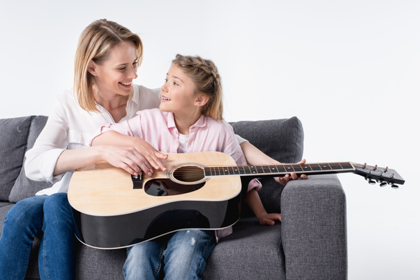 Mother and daughter with guitar  - Foto, afbeelding