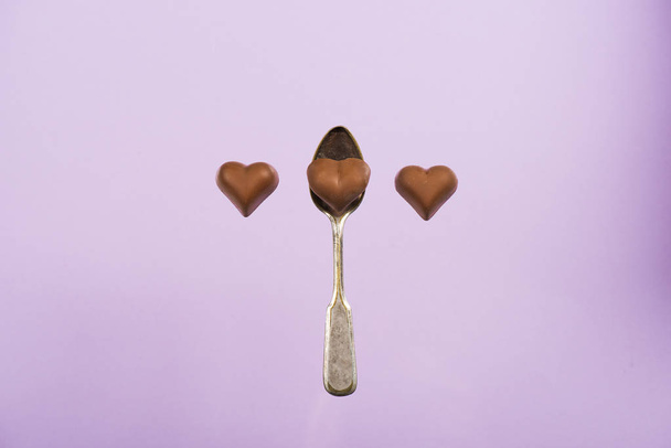 ハート形のチョコレート菓子 - 写真・画像
