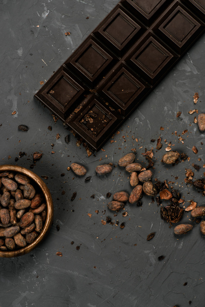 chocolate bar with cocoa beans - Foto, Bild