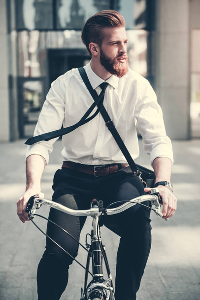 Businessman with bicycle - Foto, imagen