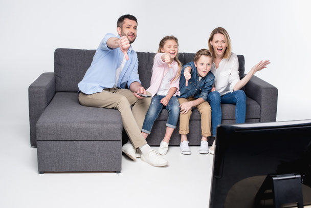 Rodzina siedzi i pokazuje kciuk w dół - Zdjęcie, obraz