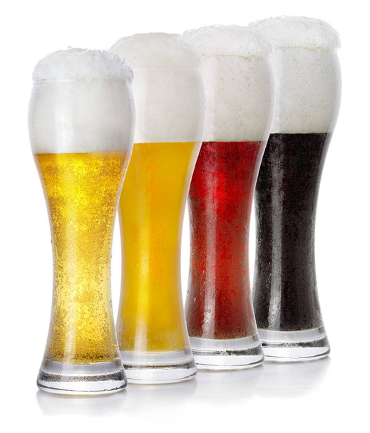 Cuatro vasos de cerveza espumosa fresca diferente
 - Foto, imagen