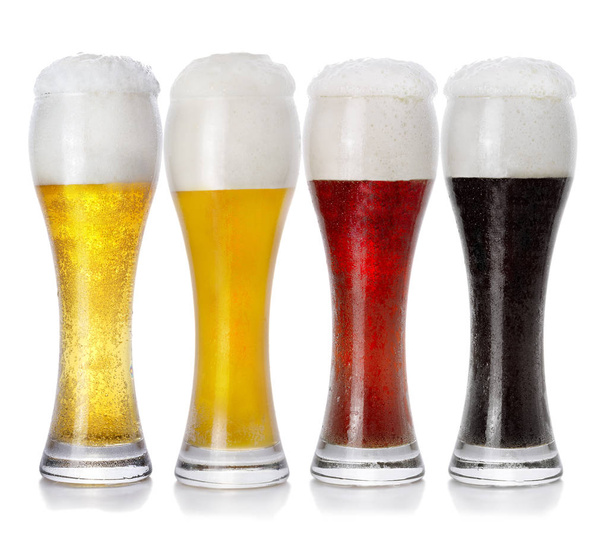 Τέσσερα ποτήρια από διαφορετικές φρέσκια μπύρα αφρώδες - Φωτογραφία, εικόνα