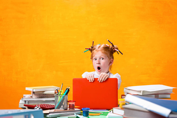 Рыжая девушка-подросток с кучей книг дома. Снимок студии
 - Фото, изображение