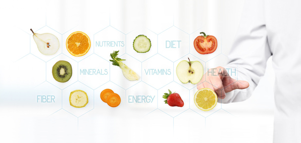terveellistä ruokaa käsite, Hand of ravitsemusterapeutin lääkäri osoittaa hedelmää
 - Valokuva, kuva