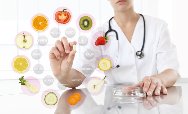 egészséges étrend-kiegészítők koncepció, táplálkozási tanácsadó orvos keze  - Fotó, kép