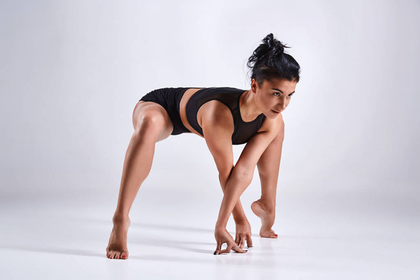 Жінка робить йогу ізольованою на білому тлі
 - Фото, зображення