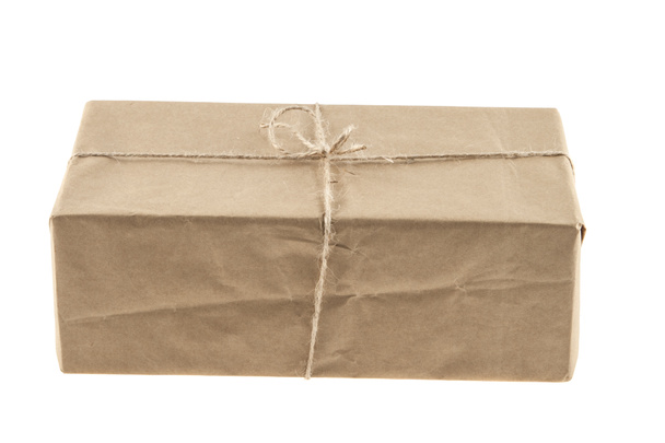 Verpakking box verbonden met bindgaren geïsoleerd op witte achtergrond - Foto, afbeelding