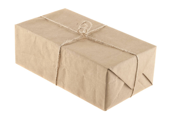 Упаковка коробка связана с бечевкой изолированы на белом фоне
 - Фото, изображение