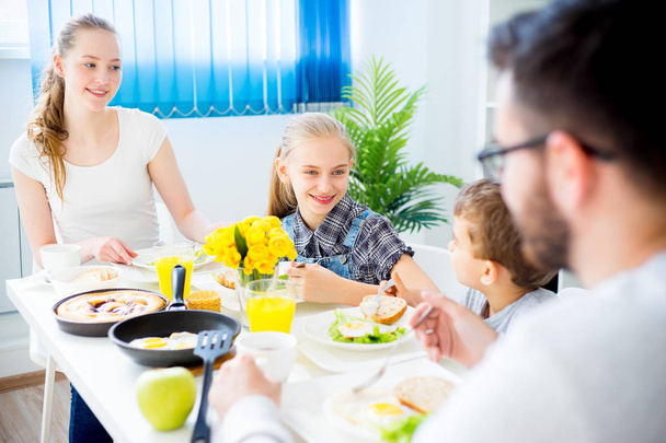 Family having breakfast - Foto, afbeelding