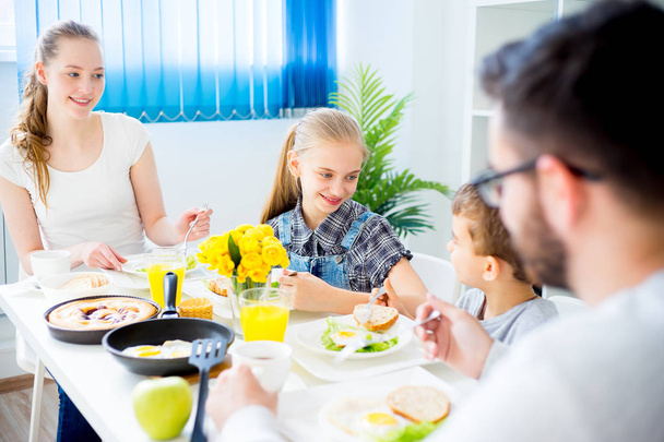 Family having breakfast - Zdjęcie, obraz