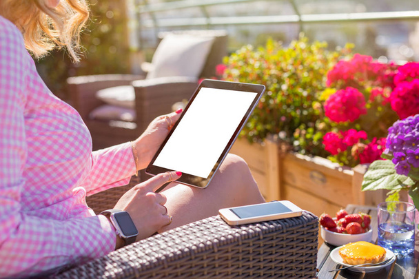Femme tenant tablette numérique dans un café extérieur
 - Photo, image