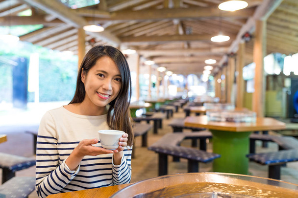 Mulher comendo no restaurante japonês
 - Foto, Imagem
