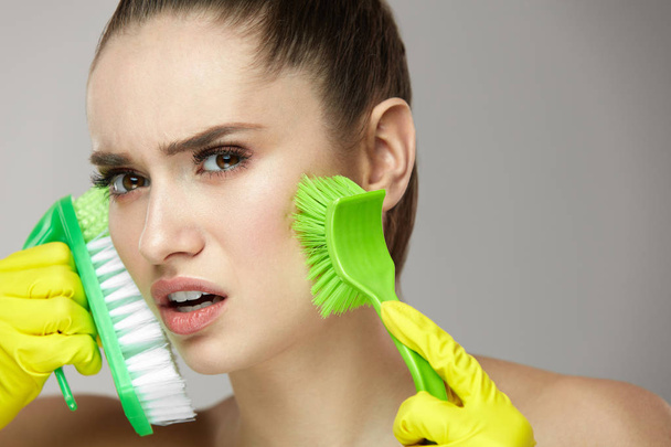 Facial Peeling. Beautiful Woman Exfoliating Skin With Brushes - 写真・画像