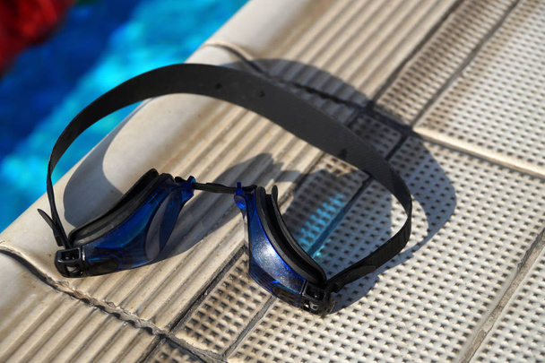 Γυαλιά για κολύμβηση σε πισίνα πλευρά - Φωτογραφία, εικόνα