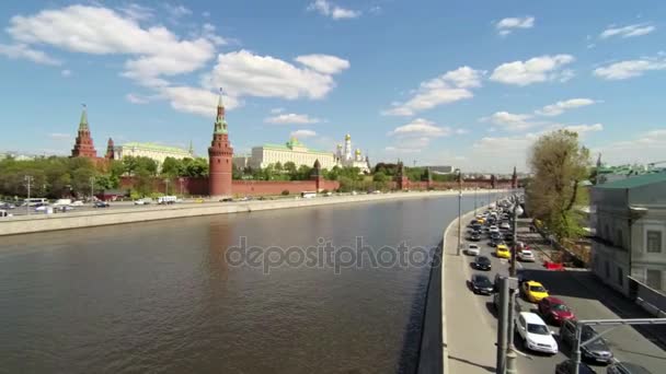 Видом на Москву. Кремль, церкви золотий купол, річка. Автомобільний потік поблизу. - Кадри, відео