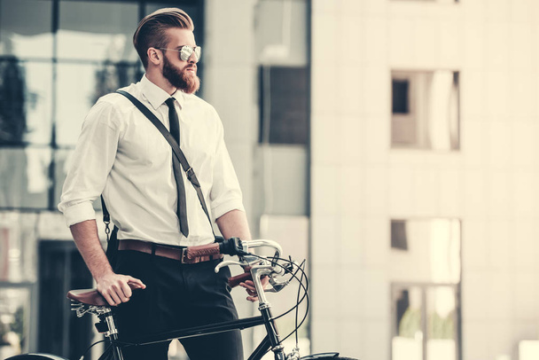 Businessman with bicycle - Foto, Imagen
