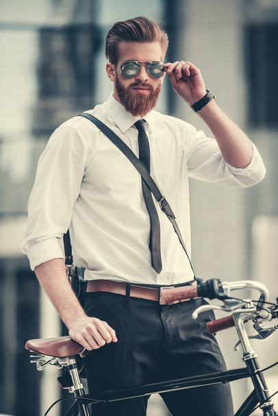 Businessman with bicycle - Фото, зображення