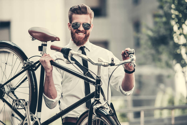 Businessman with bicycle - Valokuva, kuva