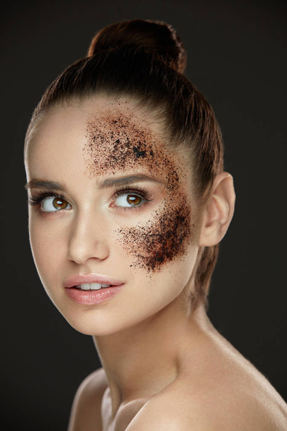 Woman Face Skin Care. Girl With Coffee Skin Scrub On Face - Foto, immagini