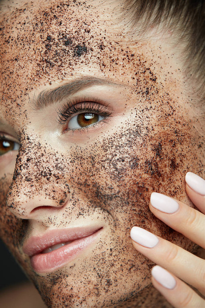 Krása tváře. Closeup ženy s káva maska, peeling na kůži - Fotografie, Obrázek