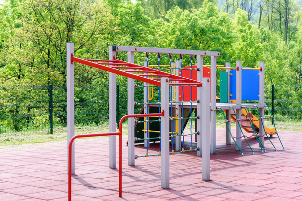 Aire de jeux pour enfants dans un parc public
 - Photo, image