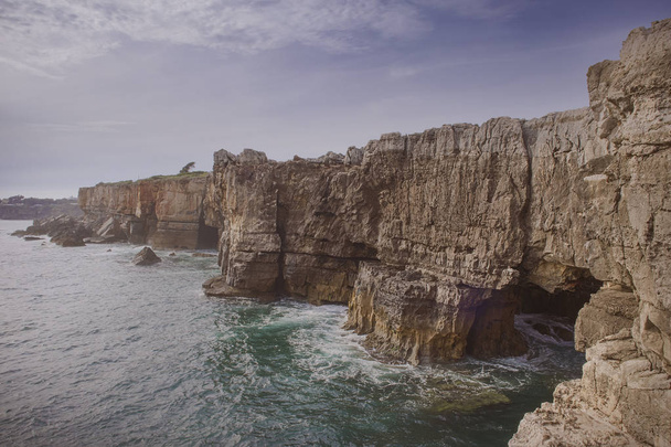 Каменистый пляж рот Ада, Кашкайш Португалии - Фото, изображение